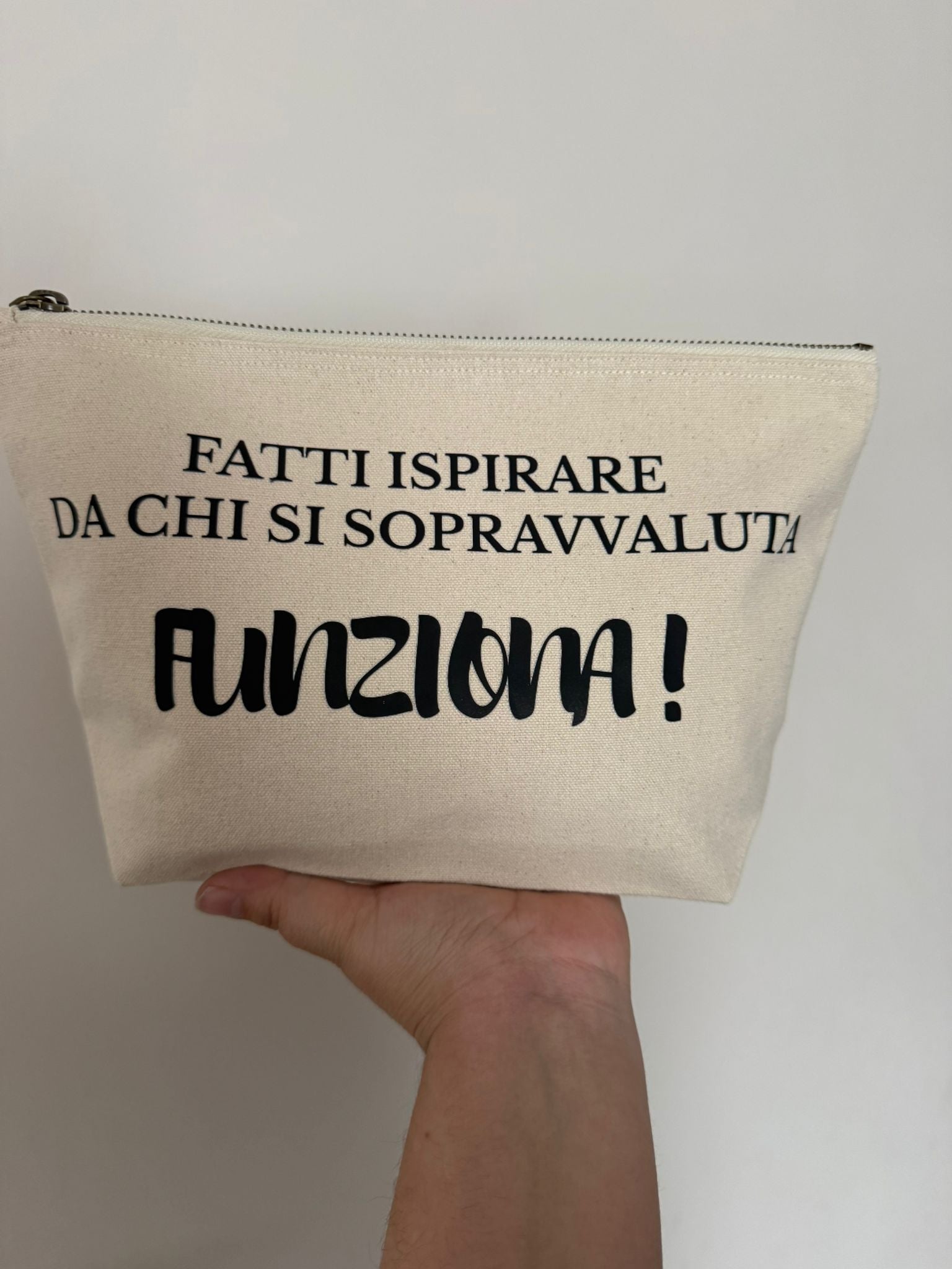 Pochette in cotone beige “Fatti ispirare da chi si sopravvaluta – Funziona!” | Astuccio artigianale ironico e motivazionale